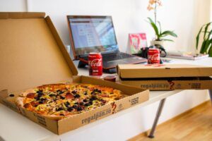 Pizza-delivery-pexels-photo-375467