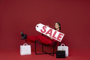 Saldi-invernali-full-shot-woman-holding-sale-tag