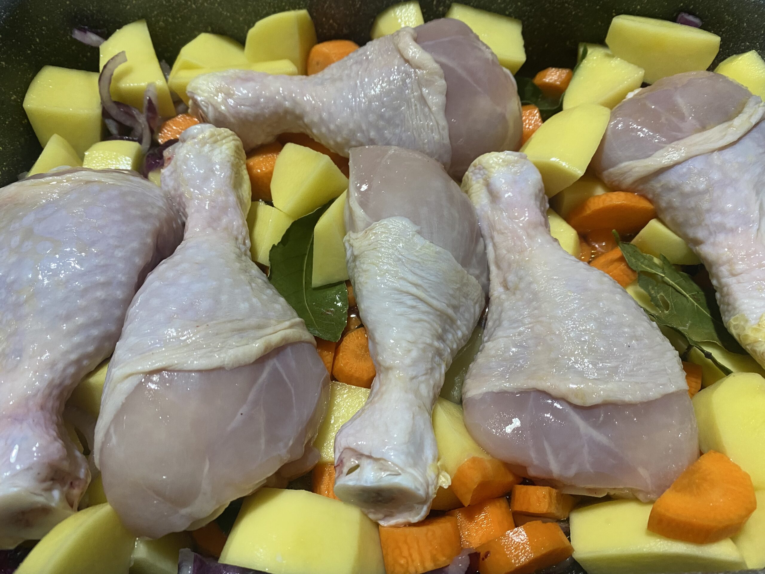 Cosce di pollo al forno con patate e carote, la ricetta semplice e ...