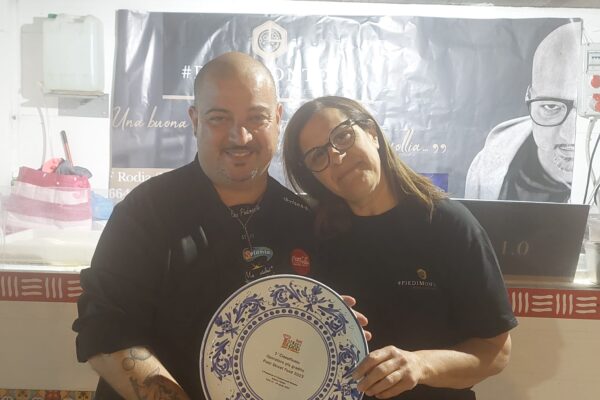 pizza-fritta-Enzo Piedimonte e Antonella La Scala vincitori dello Street Food di Patti