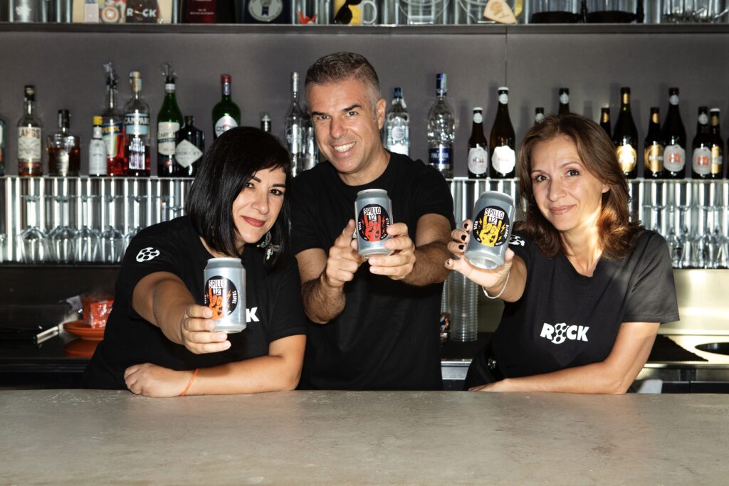 I tre fondatori di Rock con le lattine Spillo12 in mano